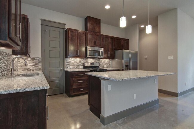 Building Photo - 923 E 37th St