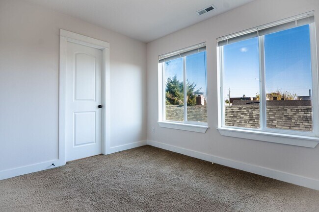 Building Photo - STILL AVAILABLE! Special: Only $500 Securi...