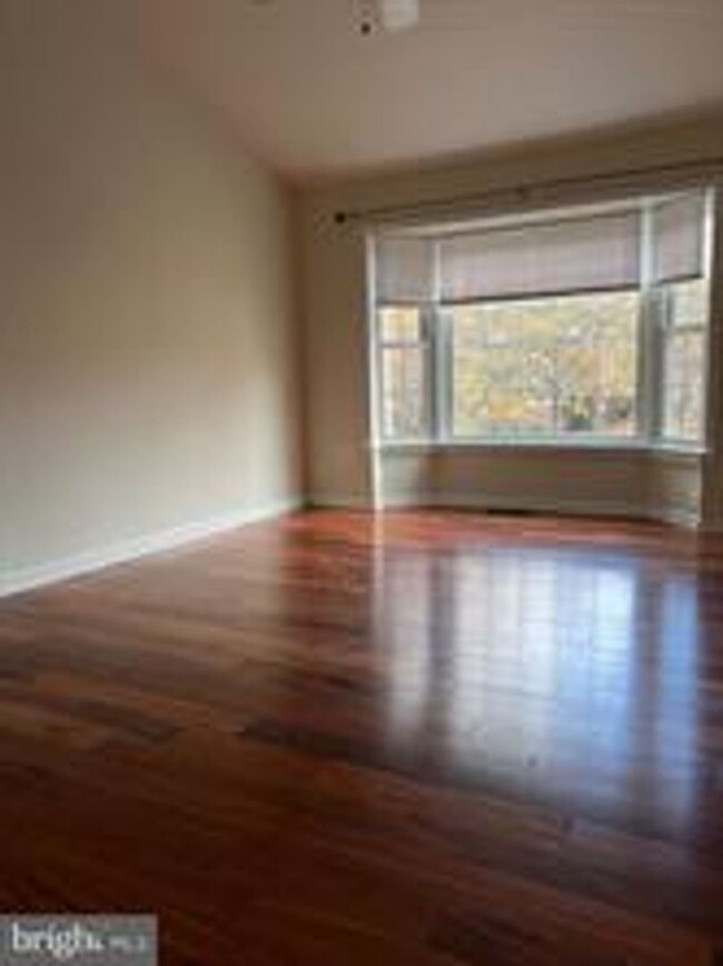 Building Photo - BEAUTIFUL END UNIT TH NEAR DOWNTOWN ROCKVILLE