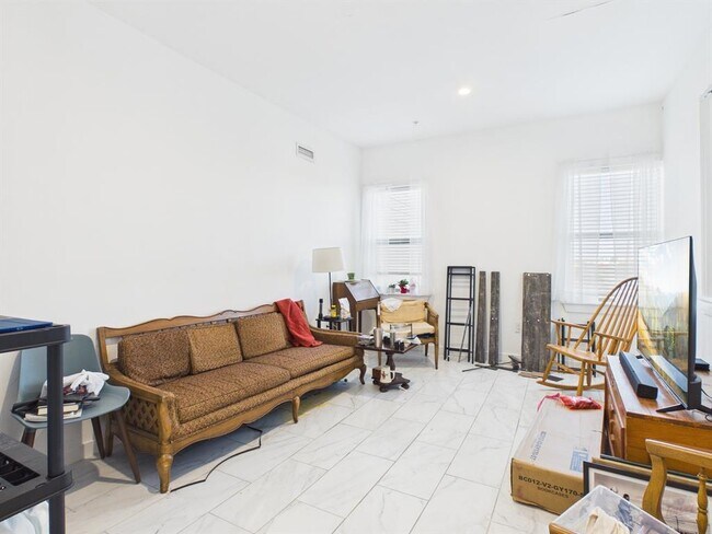 Building Photo - 1010 W 26th St