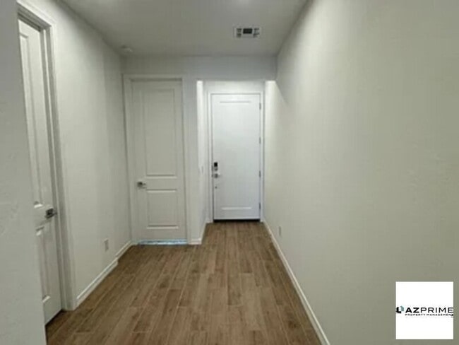 Building Photo - Nice Home