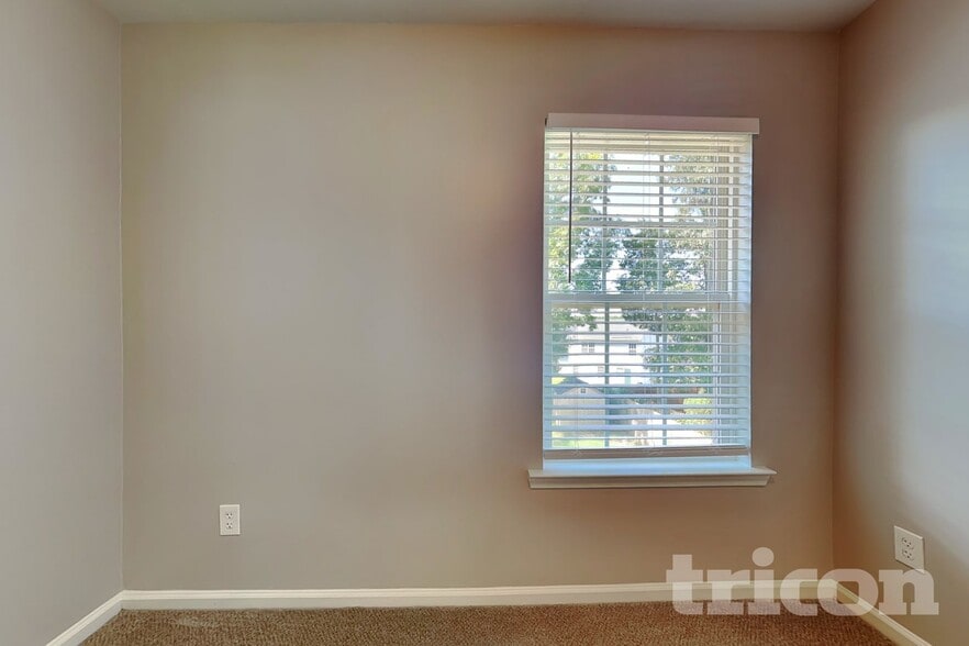 Building Photo - 2120 Clear Brook Dr