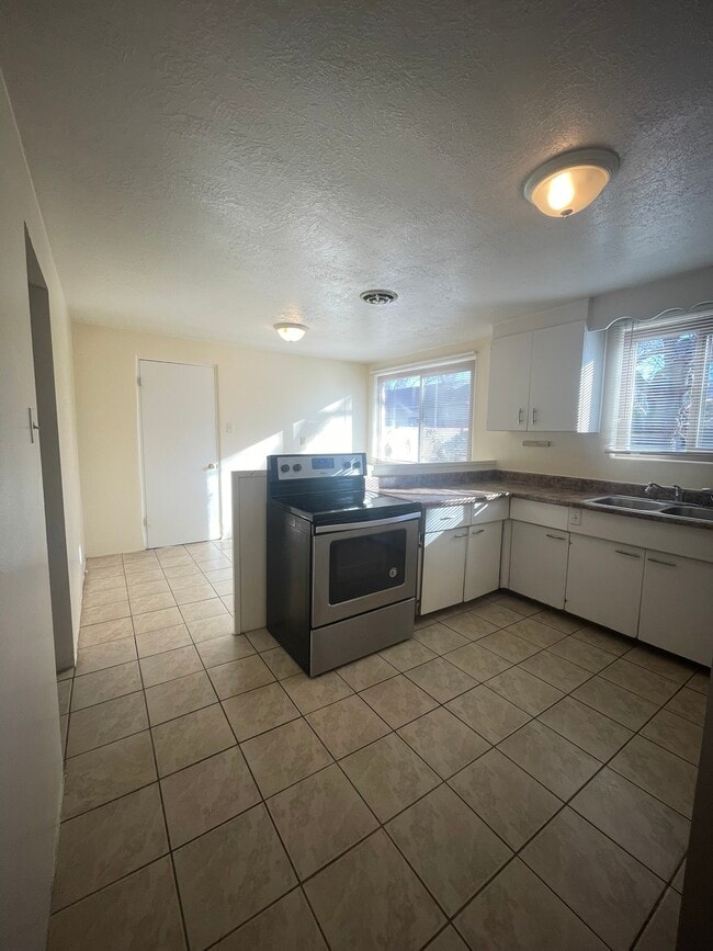 Building Photo - 3112 Colorado St NE