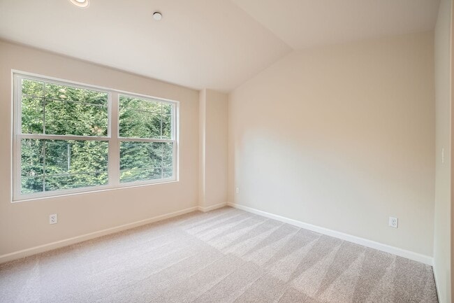 Building Photo - Charming three-level Townhome available for immediate move in.