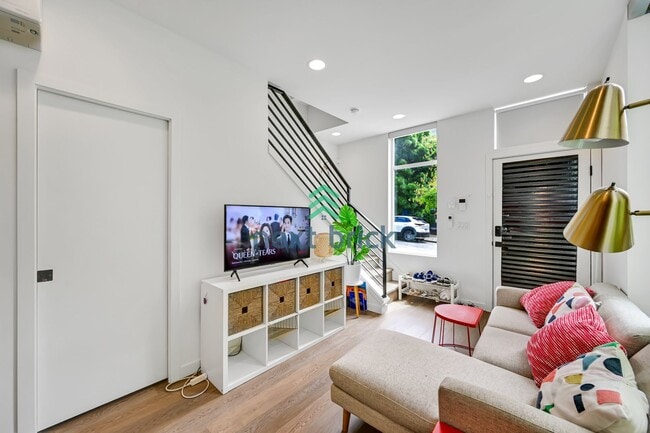 Building Photo - 2 BED & 2 BATH TOWNHOUSE FOR RENT