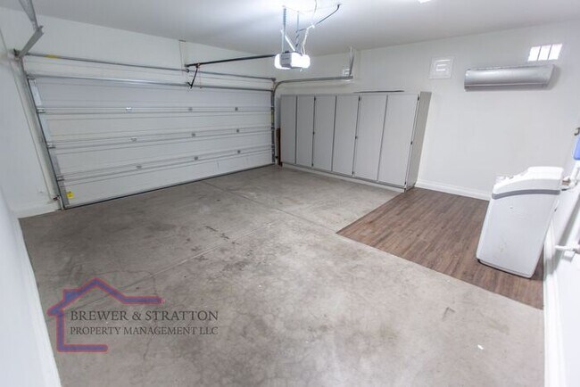 Building Photo - 391 S 163rd Dr - 4BR, 2BA - Sarival/Van Buren