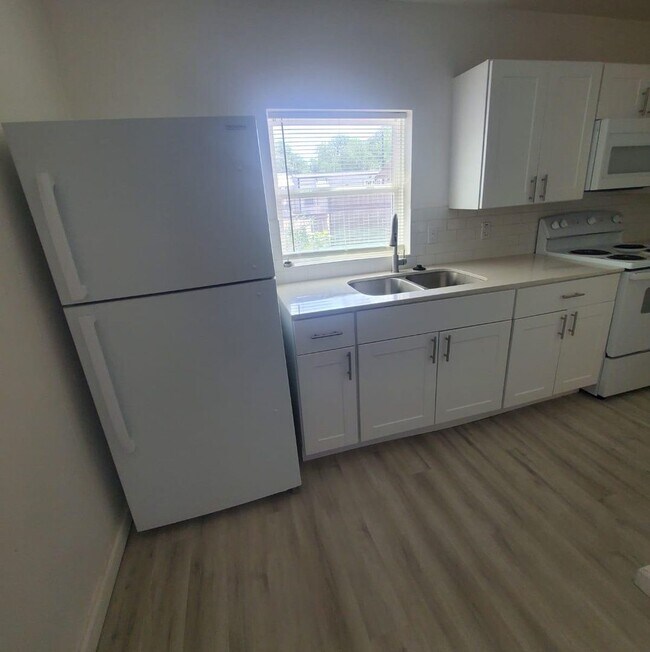Building Photo - 713 W Sam Rayburn Dr
