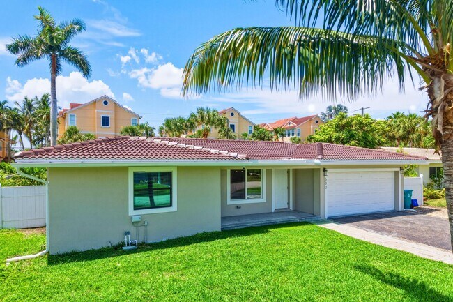 Building Photo - 632 Las Palmas Park
