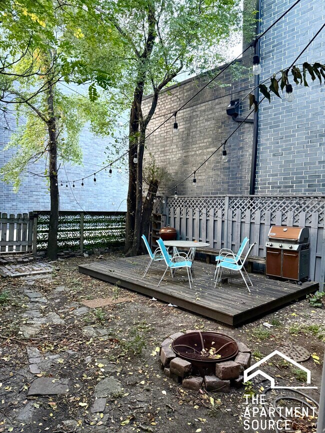 Building Photo - 942 N Elston Ave