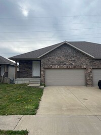 Building Photo - 3 Bed 2 bath Duplex