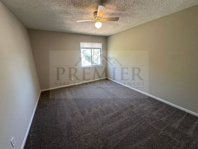 Building Photo - 3 bed / 1 bath duplex for rent - $1425- re...