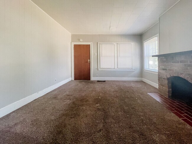 Building Photo - 2 bed House w/ Garage + Washer + Dryer in Unit