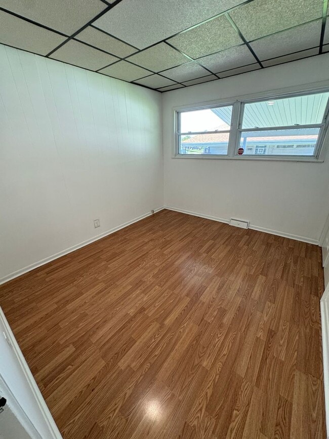Building Photo - THREE BEDROOM TWIN