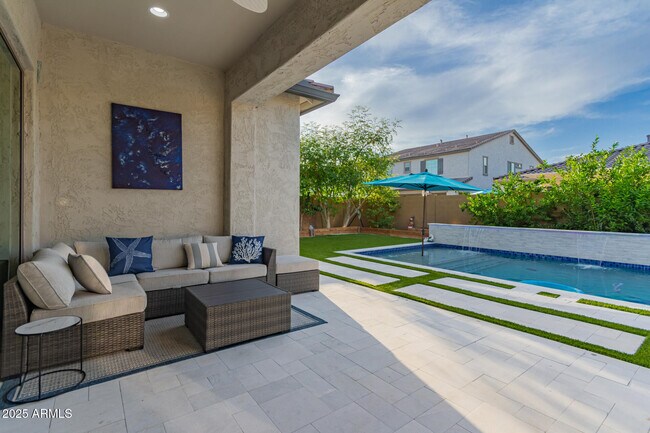 Building Photo - 2316 E Canary Dr