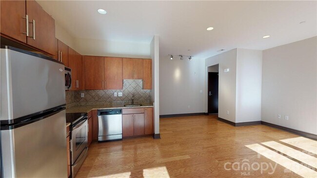 Building Photo - 2200 Lyndhurst Ave