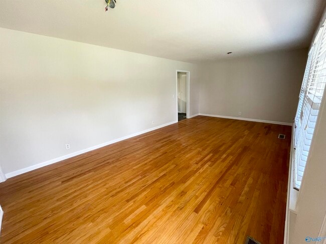 Building Photo - 304 Meadowbrook Dr SE