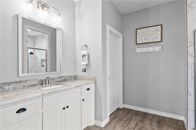 Building Photo - Spacious 4 or 5 Bedroom Home for Rent | Desirable Southside Location