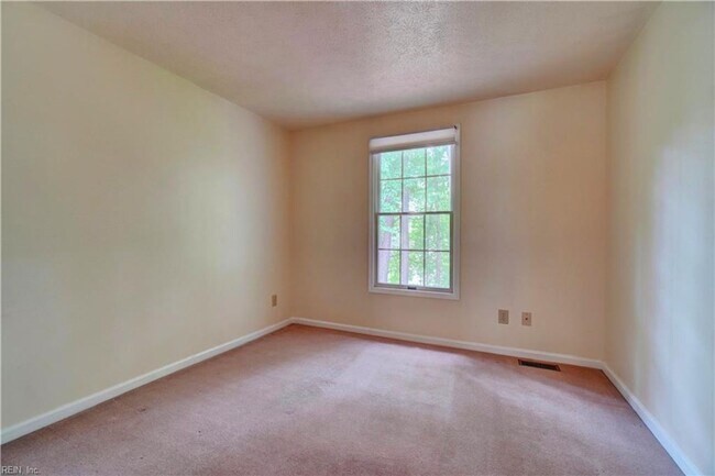Building Photo - Coventry Townhouse