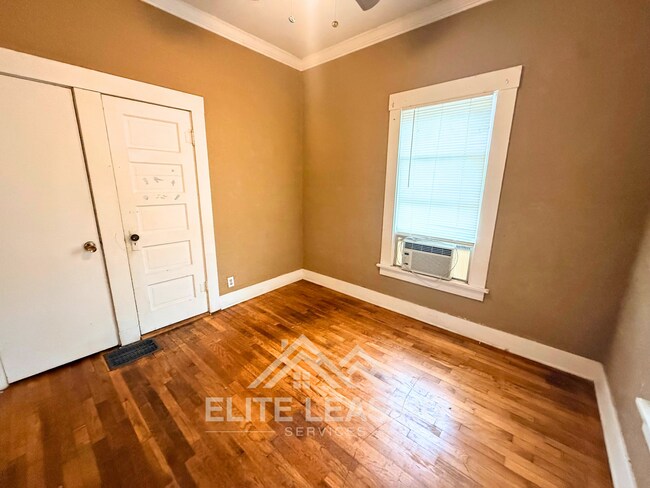 Building Photo - Charming 2 Bedroom Home with Hardwood Floors