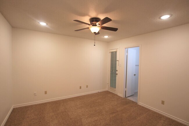 Building Photo - Available - Charming 2-bedroom, 2.5-bath townhome