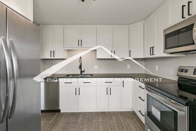 Building Photo - Gorgeous Home with Washer/Dryer and Fenced Yard