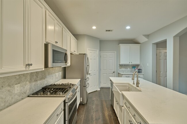 Building Photo - 87 Benedict Canyon Loop