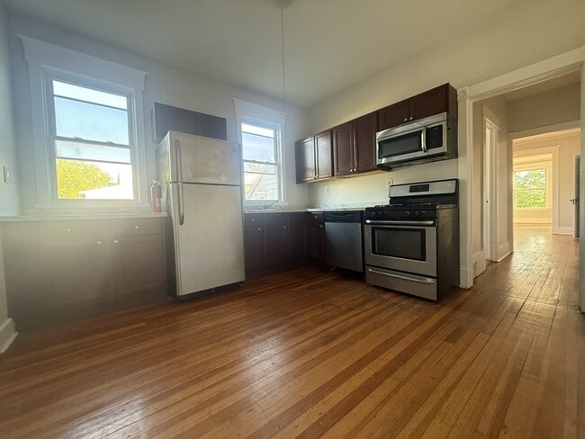 Building Photo - 597 2nd St