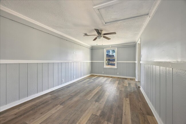 Building Photo - 3BED/2BATH REMODELED