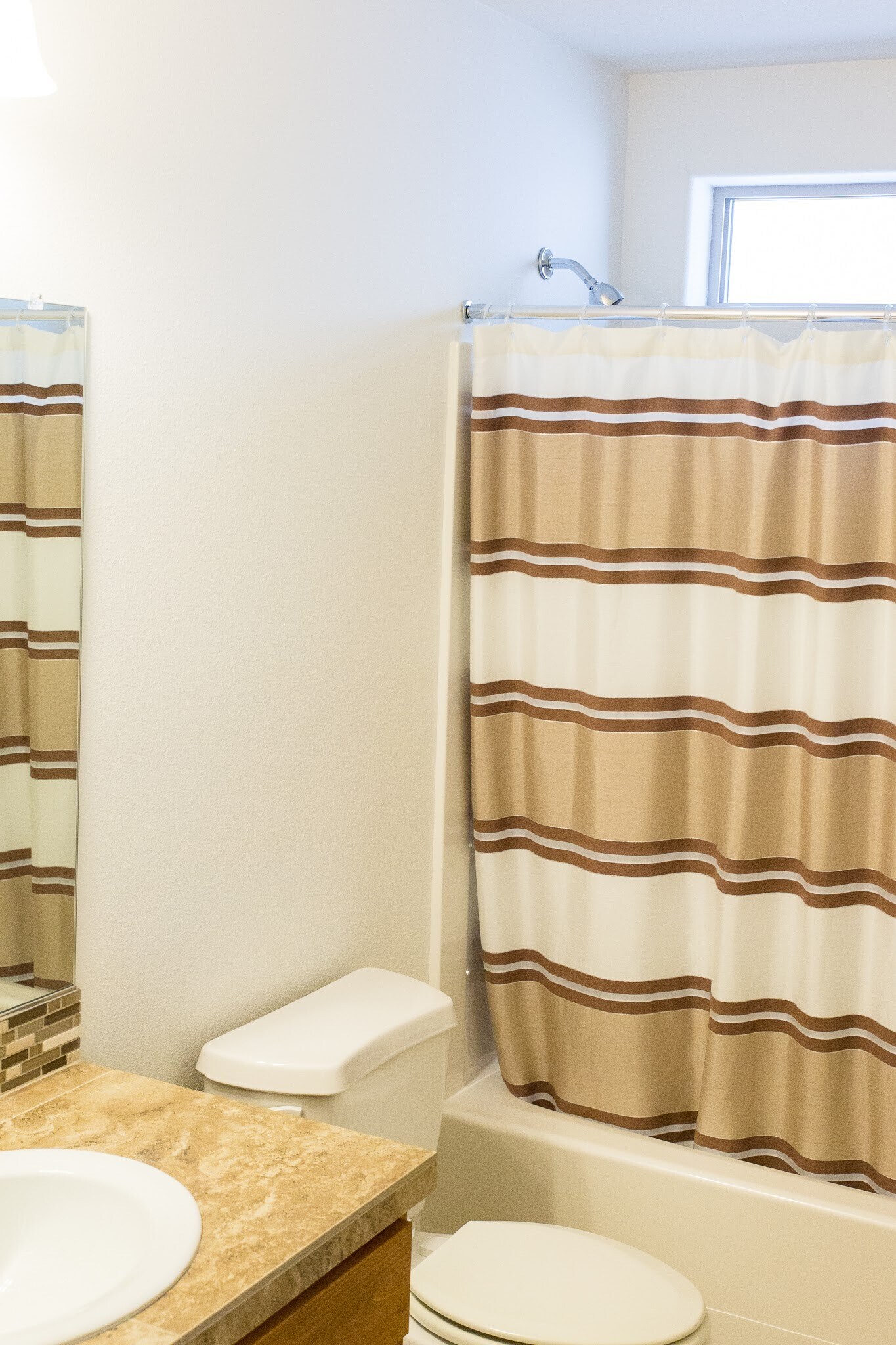 Full Bathroom - 263 NE 66th Ave