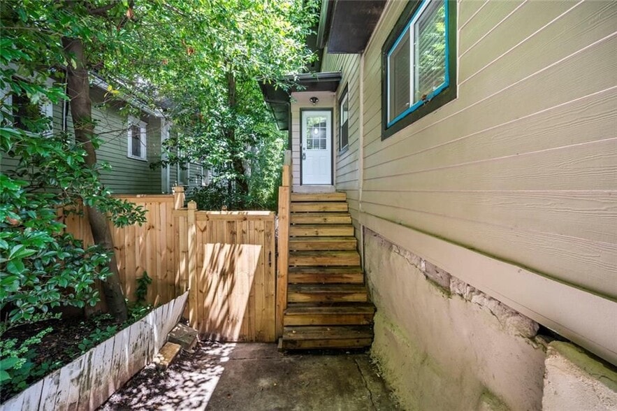Building Photo - 1126 Briarcliff Pl NE