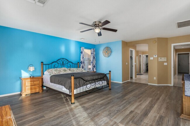 Building Photo - Spectacular 5 bdrm Home, OFFERS SOLAR ELECTRIC!