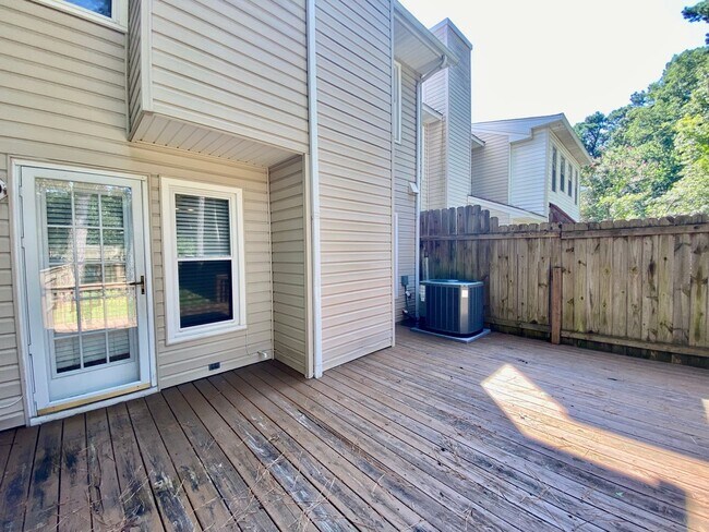 Building Photo - Fantastic 2-Bedroom Townhome In Linkhorn! ...
