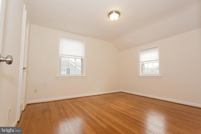 Building Photo - 1419 N Longfellow St