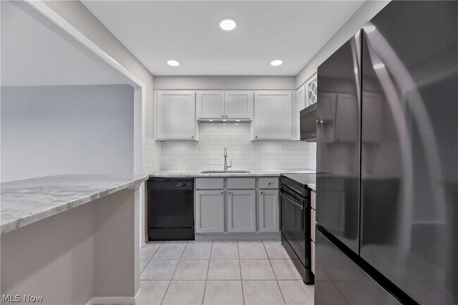 Building Photo - 12500 Edgewater Dr