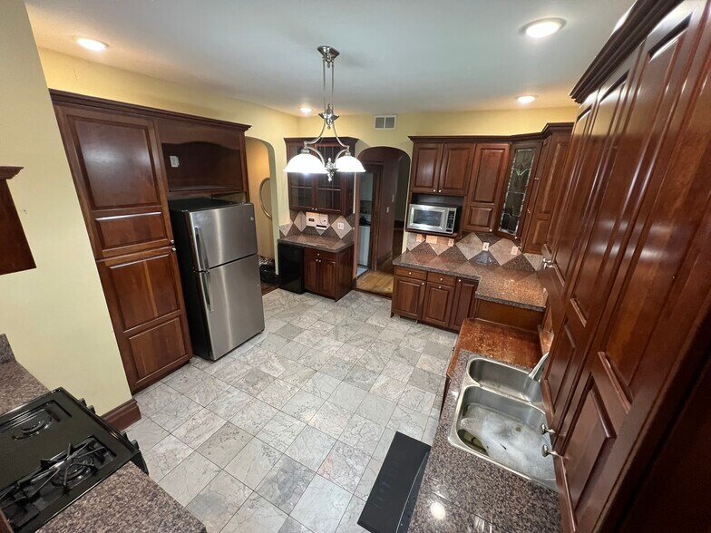 Kitchen - 3457 Arsenal St