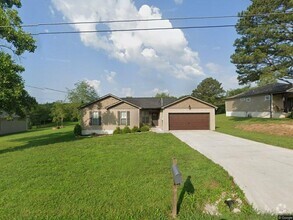 Building Photo - 3 Bedroom 2 Bath w/ Garage