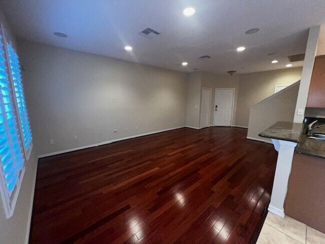 Building Photo - MOVE IN MAY-OVIEDO RENTAL!BEAUTIFUL 3 bd 2.5 bath townhome! 2 CAR ATTACHED GARAGE!FRESH PAINT!