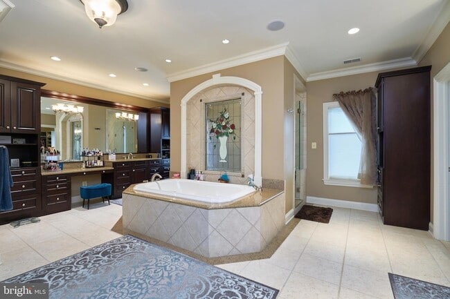 Building Photo - 7841 Montvale Way