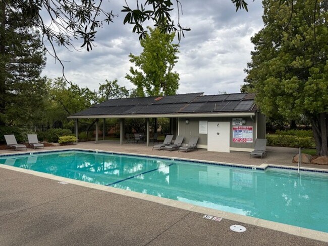 Building Photo - Wonderful 3 bedroom Tri-level townhome wit...