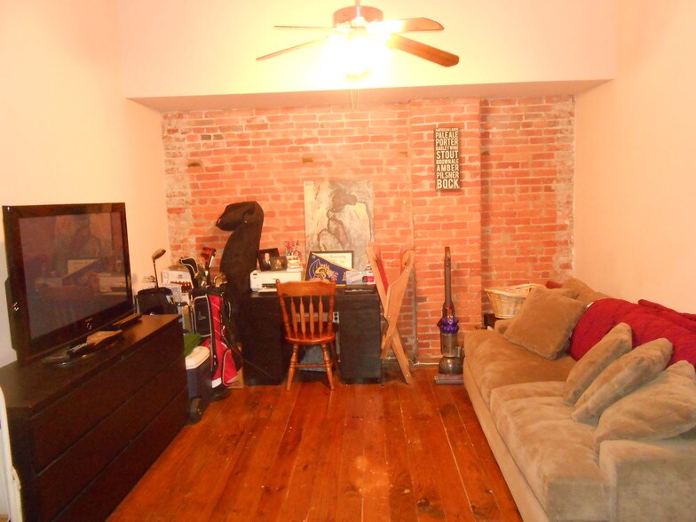 Building Photo - 4 S Front St