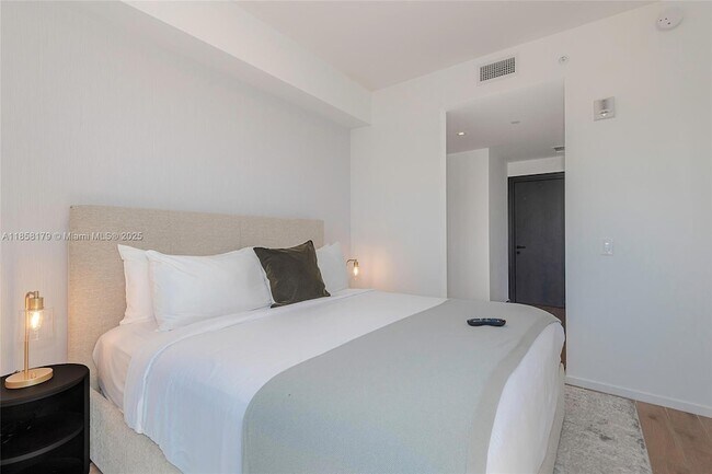 Building Photo - 398 NE 5th St