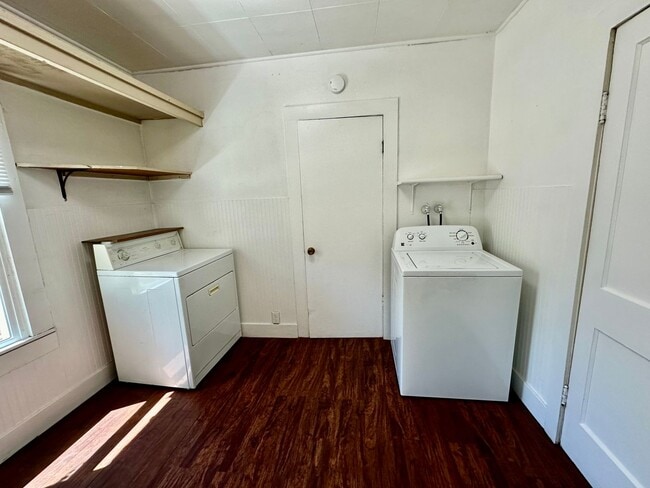 Building Photo - Cottage Style 1 Bed Home with a Large Yard...