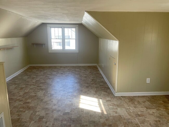 Building Photo - 4 Bedroom House