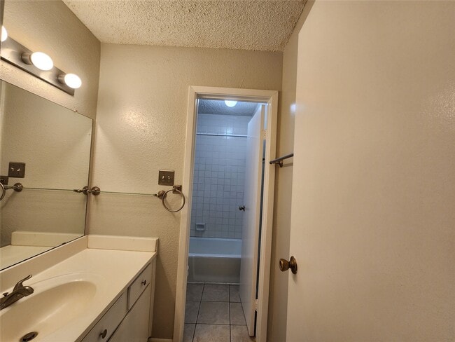Building Photo - 17742 Kings Park Ln
