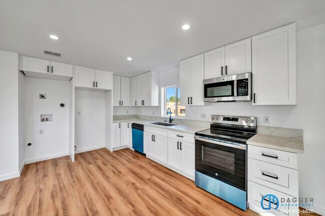 Building Photo - 11845 Hamlin St