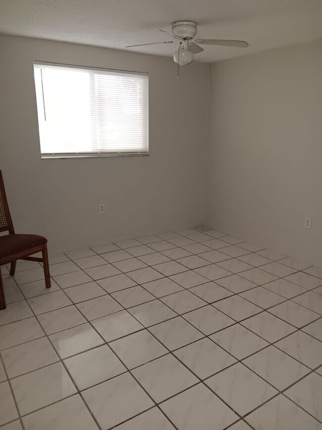 Building Photo - 2/1 Apartment in New Port Richey