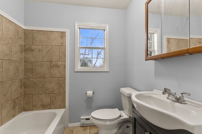 Building Photo - Charming Circlewood Cottage Available NOW!