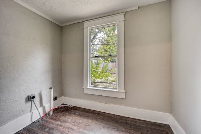 Building Photo - Freshly Updated 2 Bedroom House