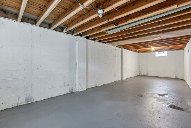 Building Photo - 307 S Wheatland Ave