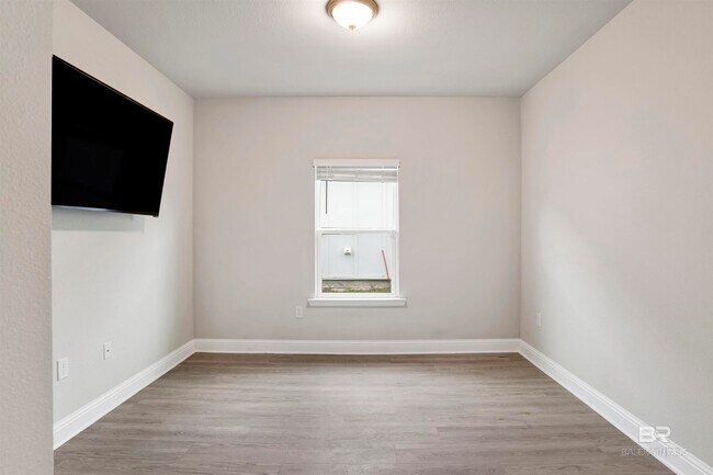 Building Photo - 390 Gemini St